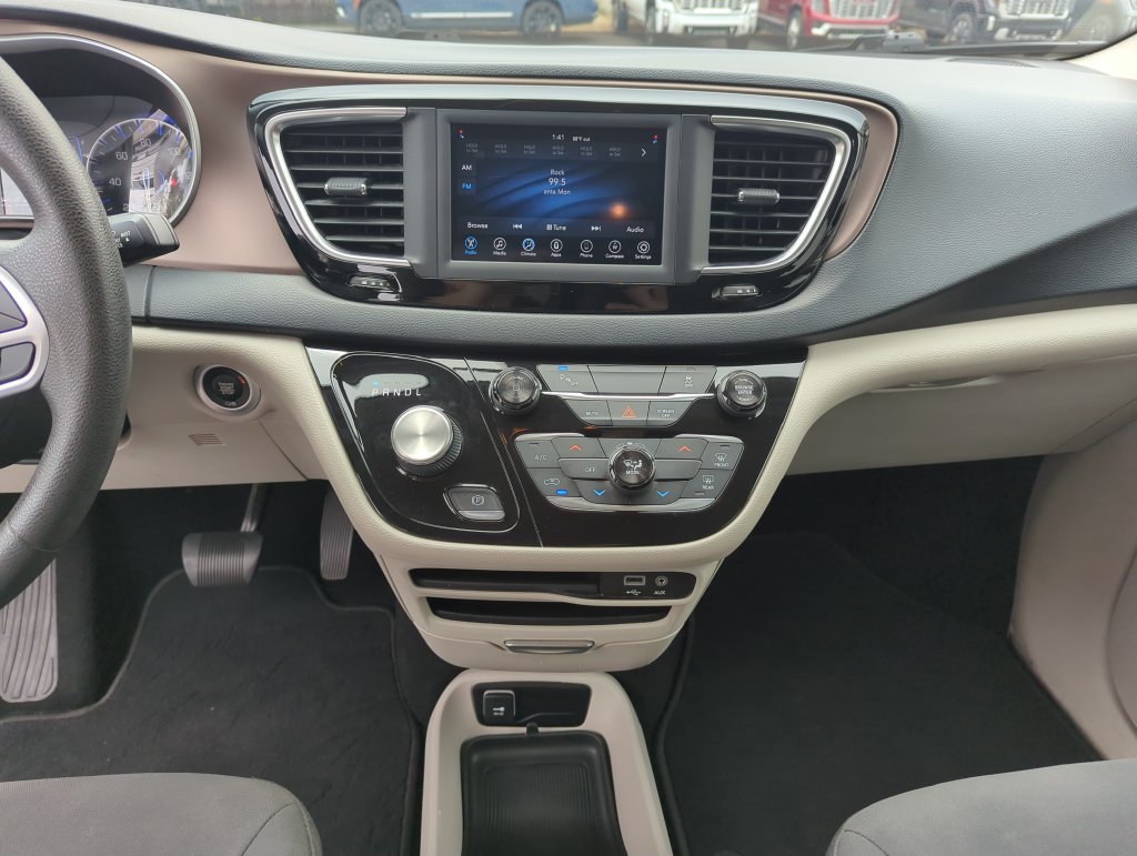 Used 2018 Chrysler Pacifica L FWD image 23