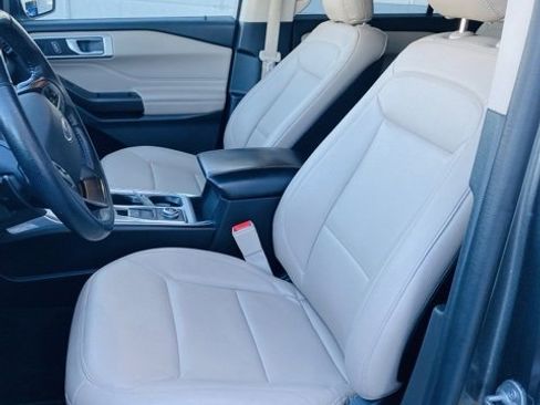 Used 2020 Ford Explorer XLT w/ Equipment Group 202A image 5