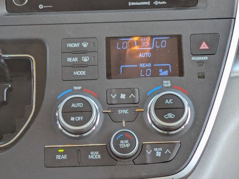 Used 2020 Toyota Sienna LE w/ Carpet Mat Package image 20