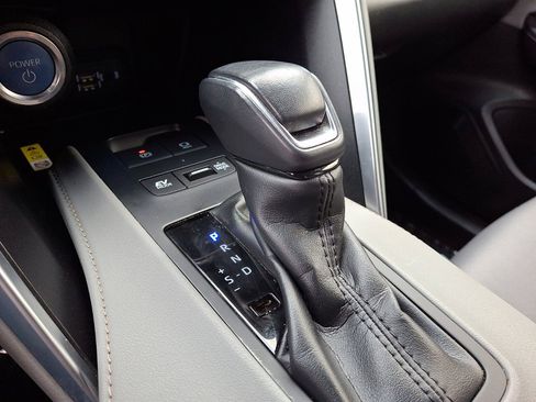 Used 2022 Toyota Venza LE image 15