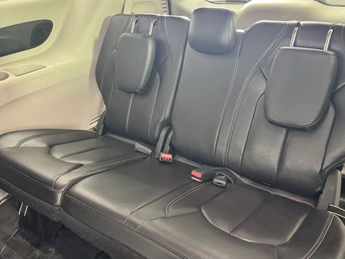Used 2022 Chrysler Pacifica Touring-L w/ Uconnect Theater Family Group FWD image 33