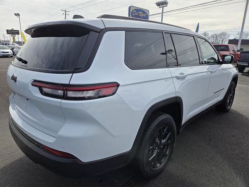 Used 2024 Jeep Grand Cherokee L Laredo image 3