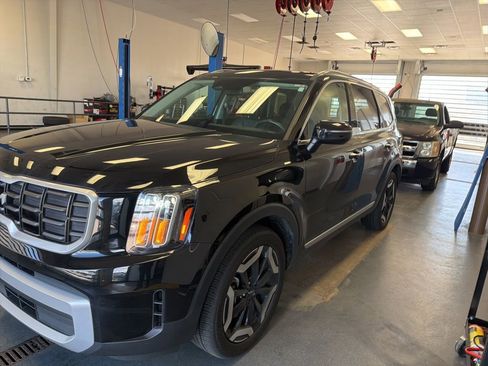 Used 2025 Kia Telluride S FWD image 1