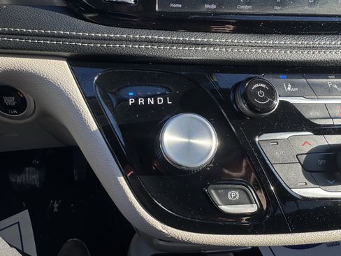 Used 2024 Chrysler Pacifica Select image 17
