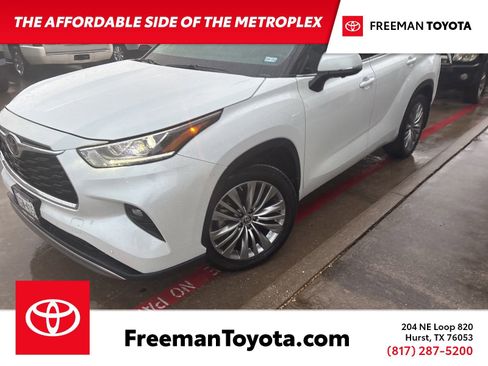 Used 2023 Toyota Highlander Platinum FWD image 1