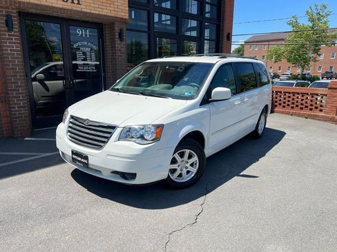 Used 2009 Chrysler Town & Country Touring FWD image 1