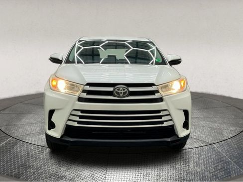 Used 2017 Toyota Highlander LE image 3