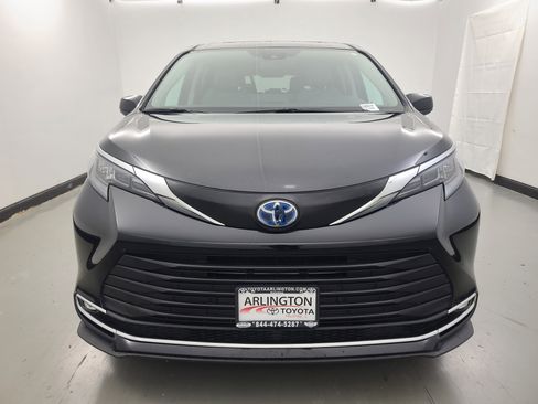 Used 2024 Toyota Sienna XLE image 9