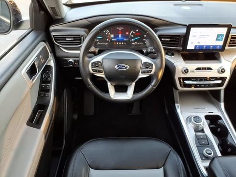Used 2022 Ford Explorer XLT w/ Equipment Group 202A AWD/4WD image 18