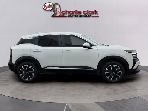 Used 2025 Nissan Kicks SV AWD/4WD image 6