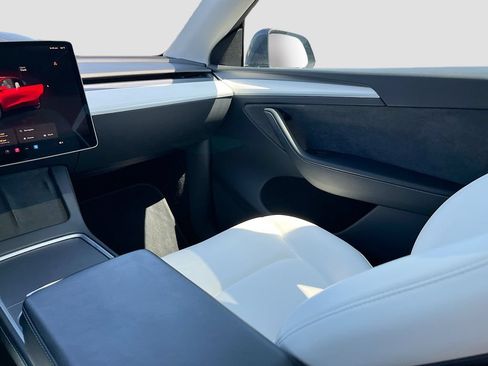 Used 2024 Tesla Model Y Long Range AWD/4WD image 22