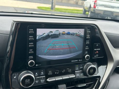 Used 2021 Toyota Highlander XLE AWD/4WD image 32