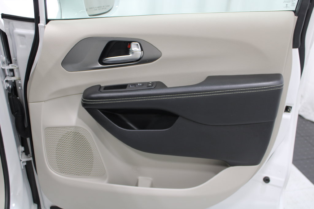 Used 2022 Chrysler Pacifica Touring-L FWD image 23