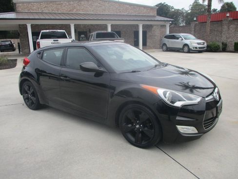 Used 2017 Hyundai Veloster Value Edition FWD image 3