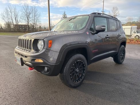 Used 2017 Jeep Renegade Trailhawk w/ Premium Trailhawk Package image 3