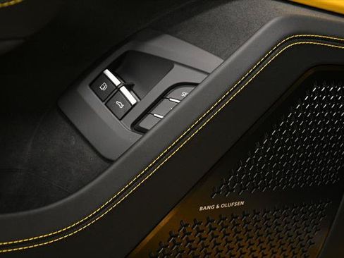 Used 2025 Lamborghini Urus SE AWD/4WD image 37
