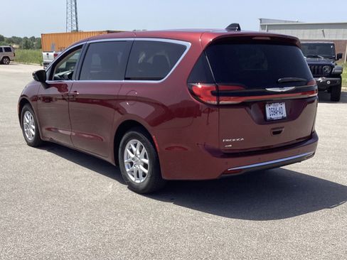 Used 2023 Chrysler Pacifica Touring-L FWD image 7