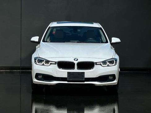 Used 2018 BMW 320i Sedan RWD image 2