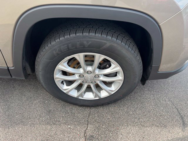 Used 2019 Jeep Cherokee Latitude w/ Cold Weather Group AWD/4WD image 10