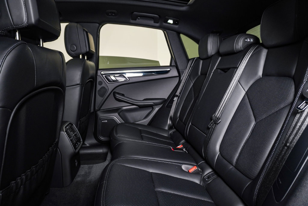 Certified 2026 Porsche Macan AWD/4WD image 18