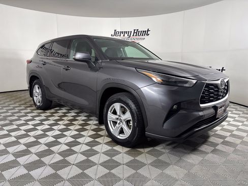 Used 2022 Toyota Highlander LE AWD/4WD image 3
