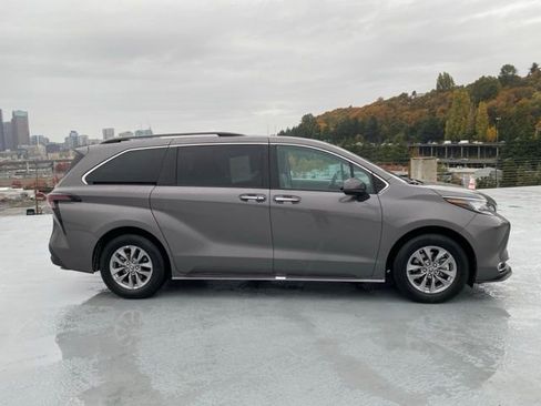 Used 2023 Toyota Sienna XLE image 2