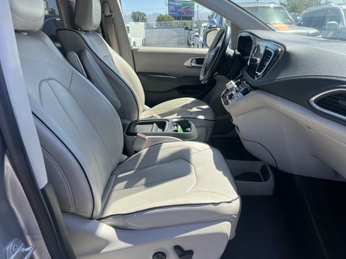 Used 2017 Chrysler Pacifica Platinum FWD image 30