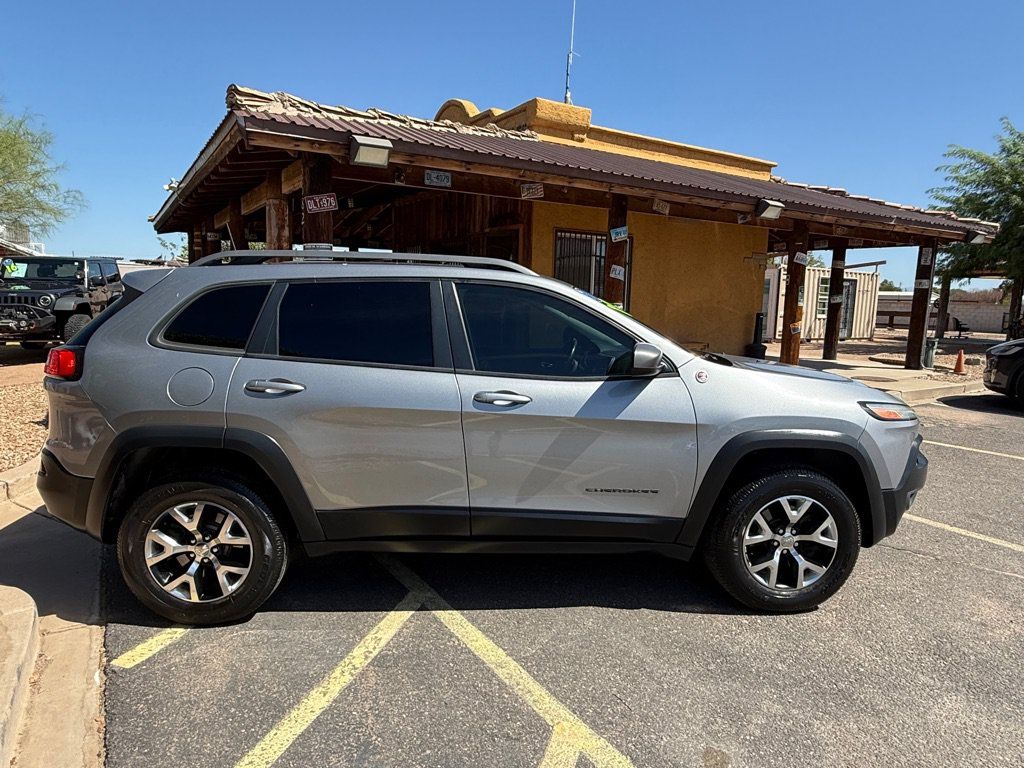 Used 2016 Jeep Cherokee Trailhawk w/ Cold Weather Group AWD/4WD image 9