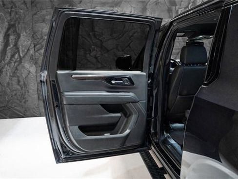 Used 2025 Chevrolet Suburban Z71 image 6