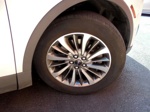 Used 2019 Lincoln Nautilus Select image 24