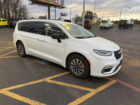 Used 2024 Chrysler Pacifica Select image 6