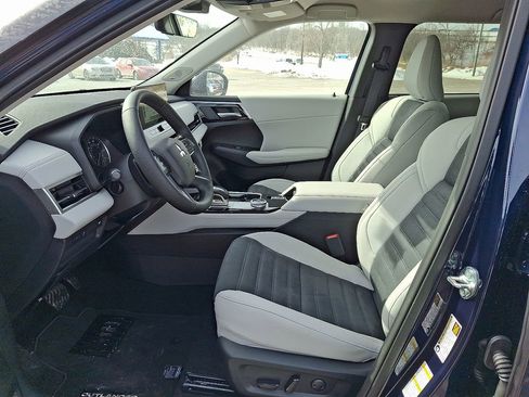 New 2026 Mitsubishi Outlander SE image 6