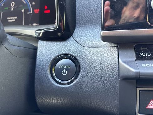 Used 2025 Toyota Camry SE image 13