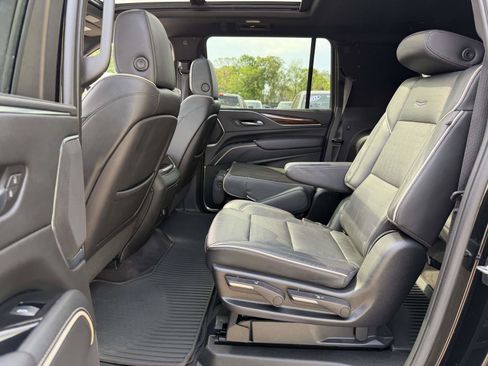 Used 2022 Cadillac Escalade ESV Premium Luxury AWD/4WD image 13