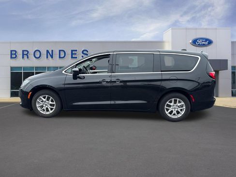 Used 2023 Chrysler Voyager LX FWD image 1