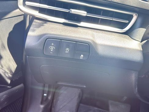 Used 2025 Hyundai Elantra SE FWD image 28