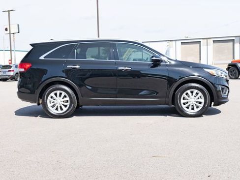 Used 2017 Kia Sorento LX w/ LX Convenience Package image 7