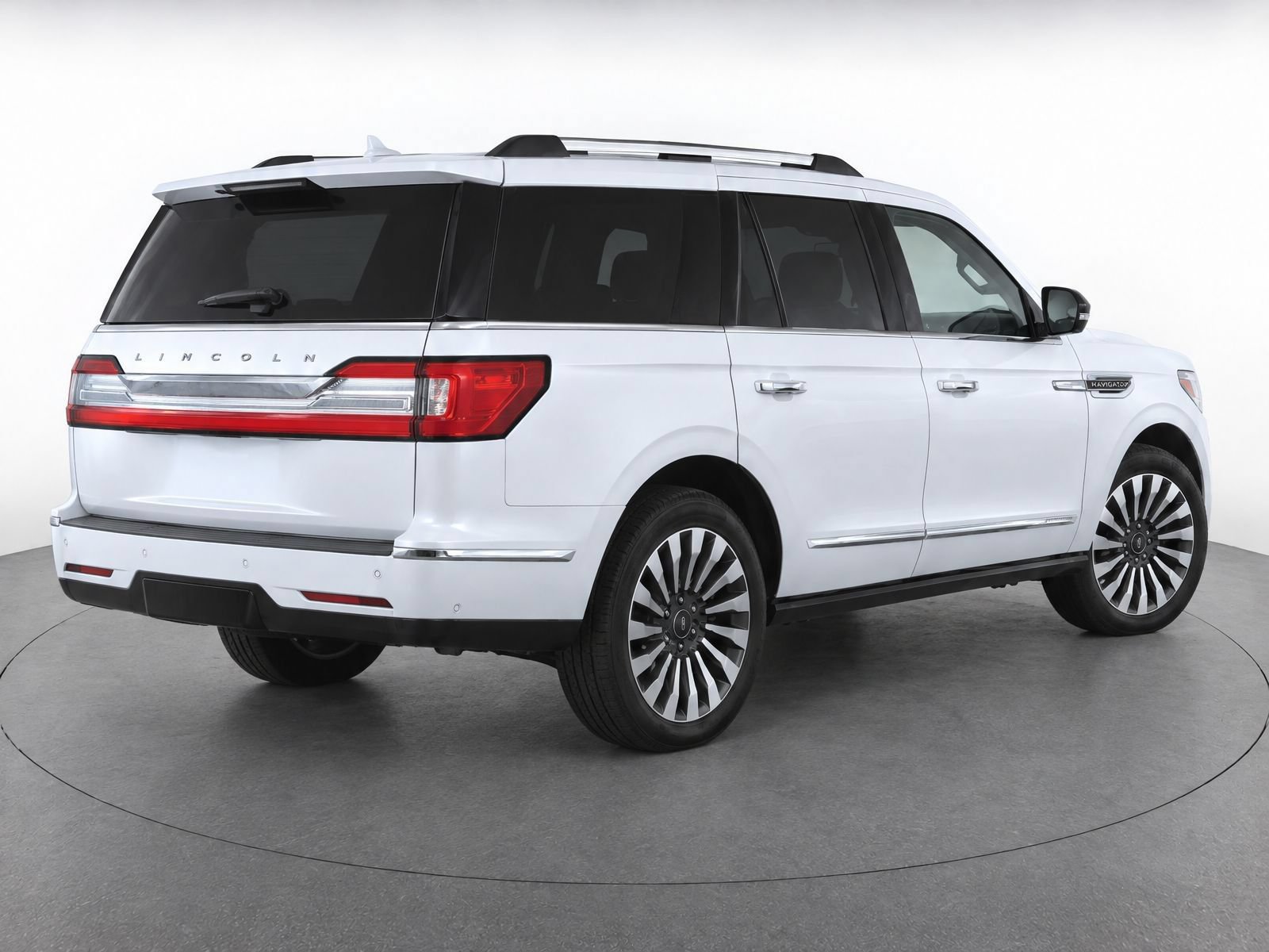 Used 2018 Lincoln Navigator Reserve w/ Technology Package AWD/4WD image 3
