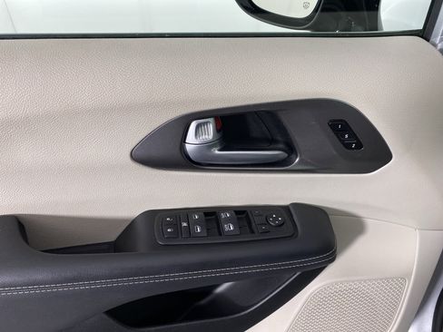 Used 2024 Chrysler Pacifica Touring-L image 14