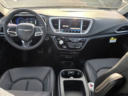 New 2026 Chrysler Pacifica Select image 2