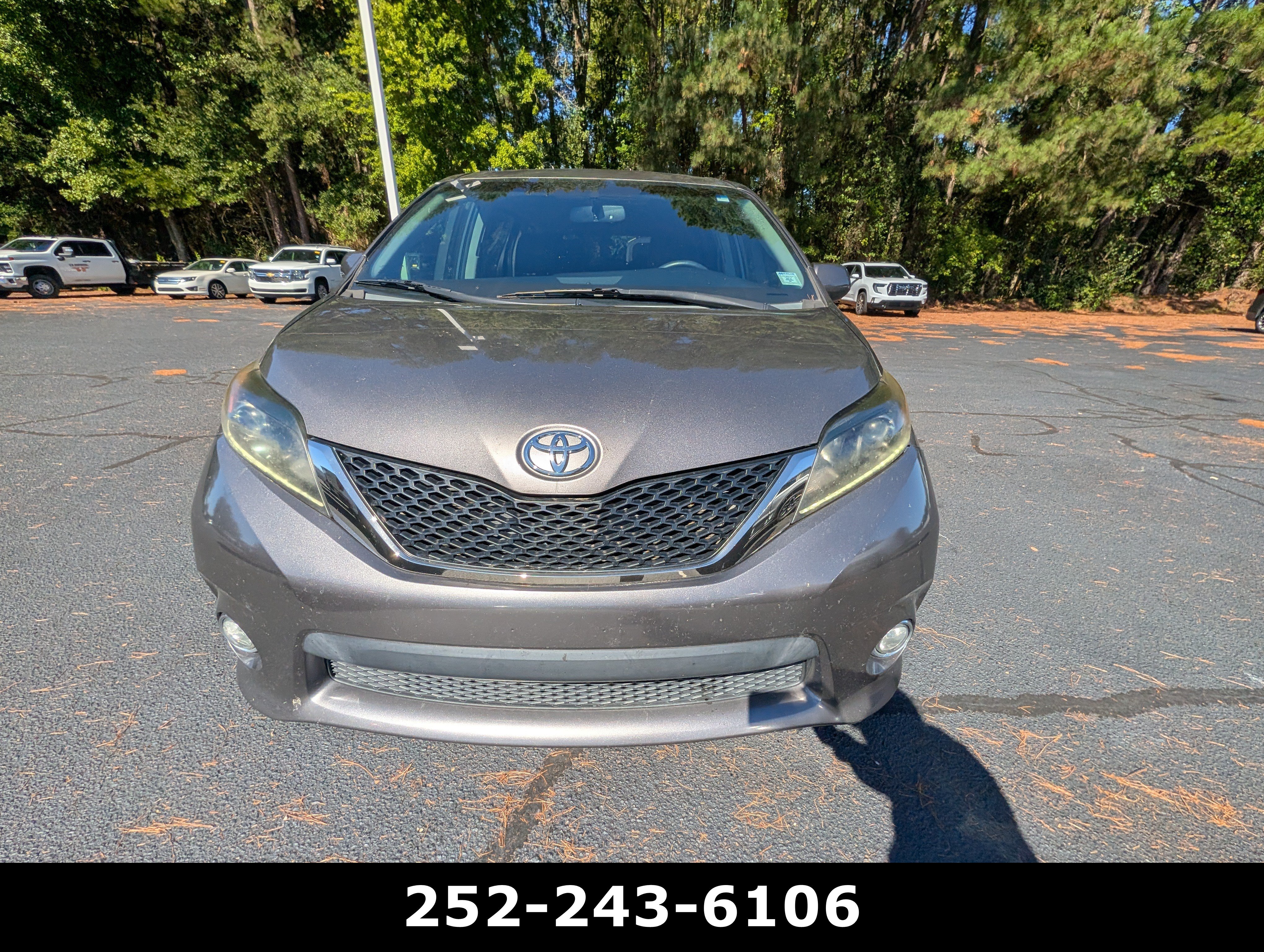 Used 2016 Toyota Sienna SE Premium FWD image 2