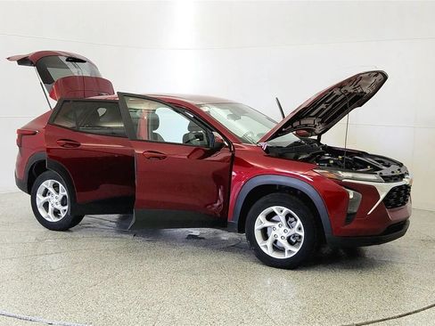 Used 2024 Chevrolet Trax LS w/ LS Convenience Package FWD image 9