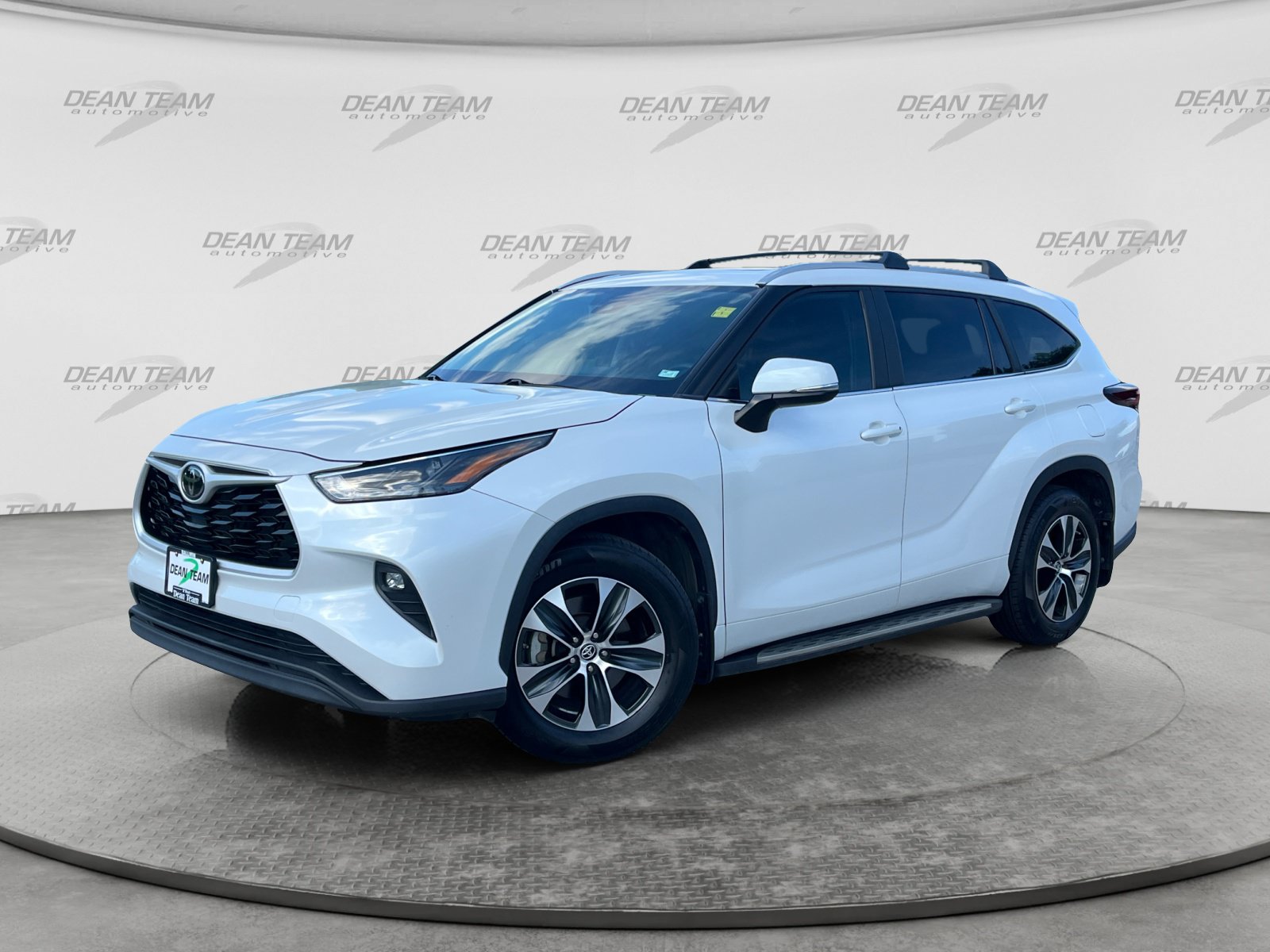 Used 2024 Toyota Highlander XLE FWD image 3