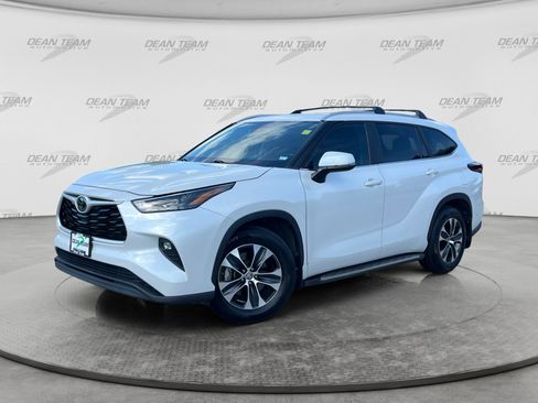 Used 2024 Toyota Highlander XLE FWD image 3