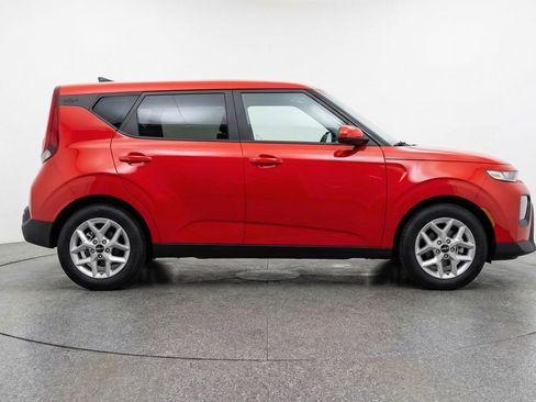 Used 2025 Kia Soul LX w/ LX Technology Package FWD image 11