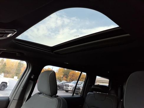 New 2025 Jeep Grand Cherokee L Laredo image 17