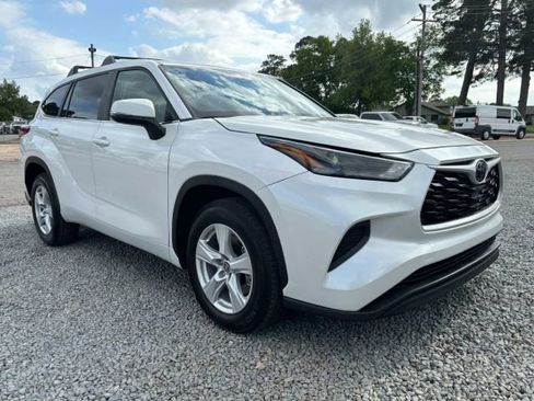 Used 2023 Toyota Highlander L FWD image 5