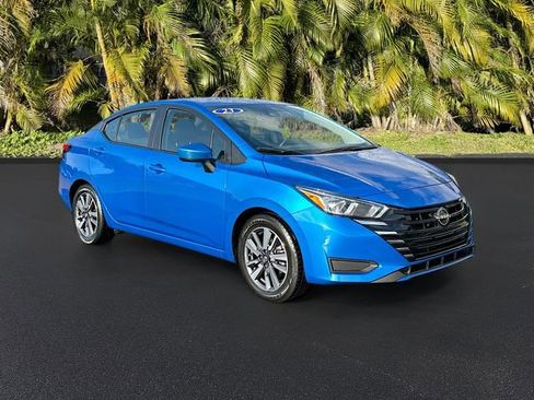 Used 2023 Nissan Versa SV image 2