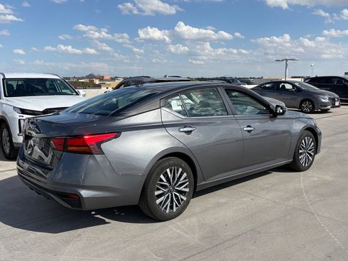 Used 2025 Nissan Altima 2.5 SV FWD image 2