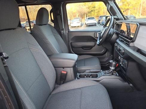 Used 2025 Jeep Gladiator Sport image 32